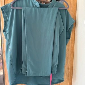 Size large figs hydro green, large Rafaela and large high waisted yolas